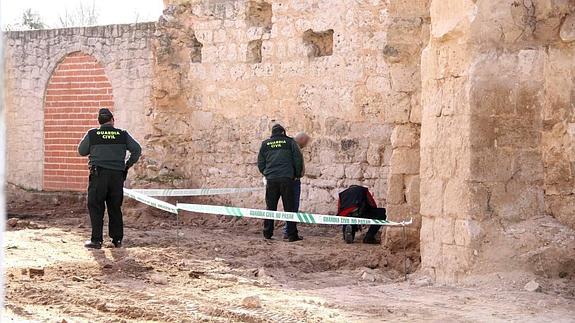 Un experto en explosivos examina la granada.
