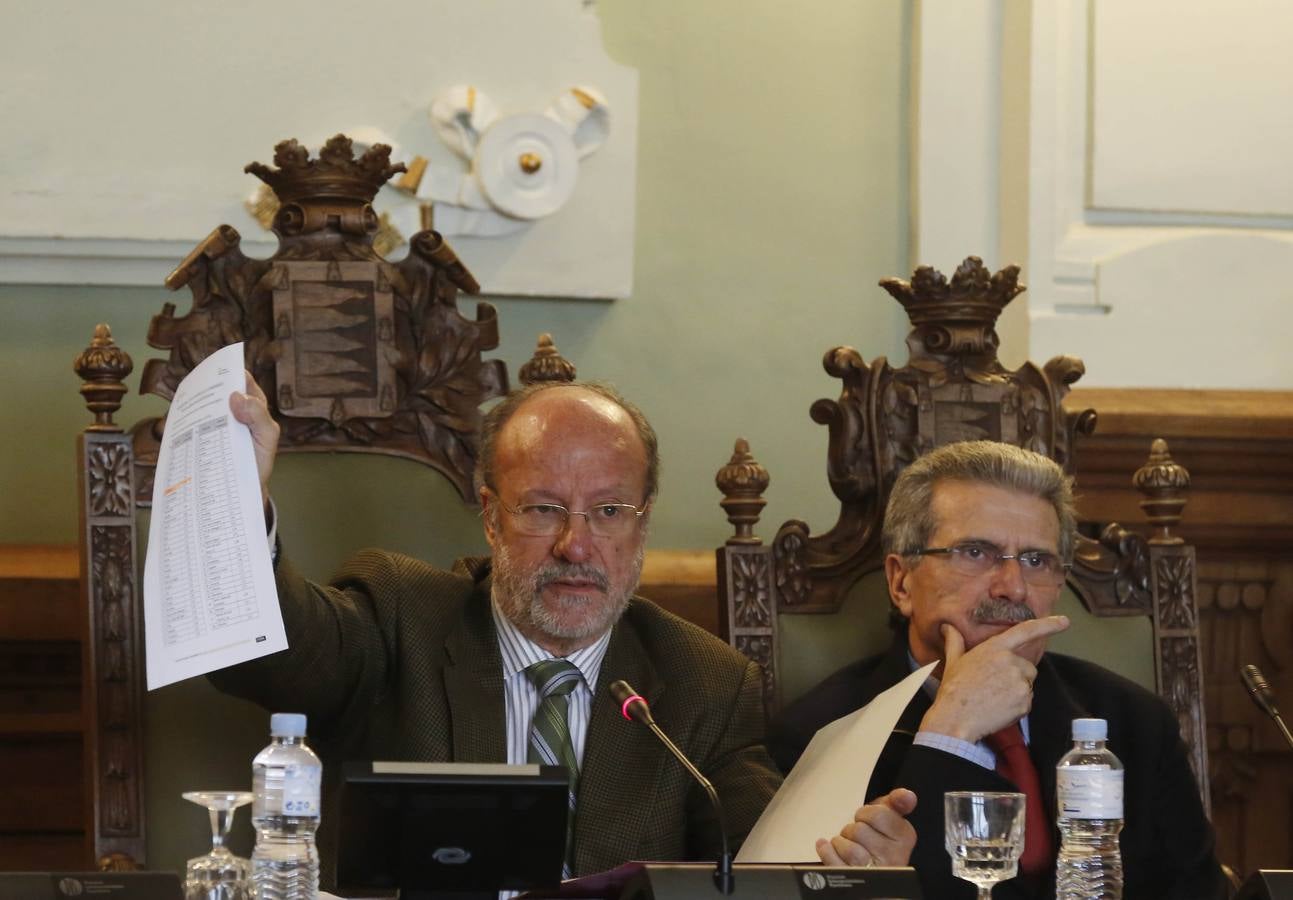 El alcalde de Valladolid, Javier León muestra unos documentos durante el pleno del Ayuntamiento.