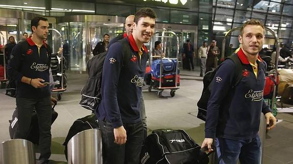 Cristian Ugalde y Sierra, del Pick Szeged; Alex Dujsebaev, del Vardar macedonio y Vïctor Tomás, del Barcelona, a su llegada a Doha. 