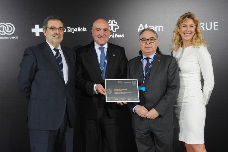 El presidente de la Diputación, Jesús Julio Carnero, muestra el certificado de Telefónica.