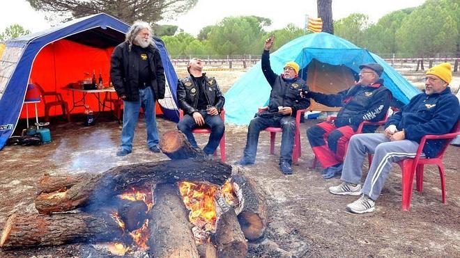 Un grupo de 'motauros' ya disfrutan en la campa. 