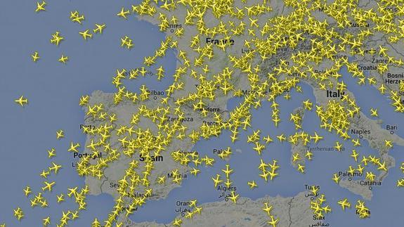 Captura de pantalla que muestra los aviones que volaban sobre España y parte de Europa a las 13:14 horas.