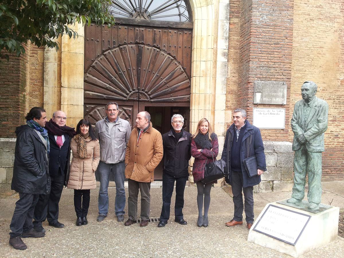 Representantes institucionales en la portada de la iglesia de San Pedro.