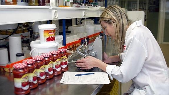 Una empleada trabaja en el laboratorio de I+D de una empresa agroalimentaria.