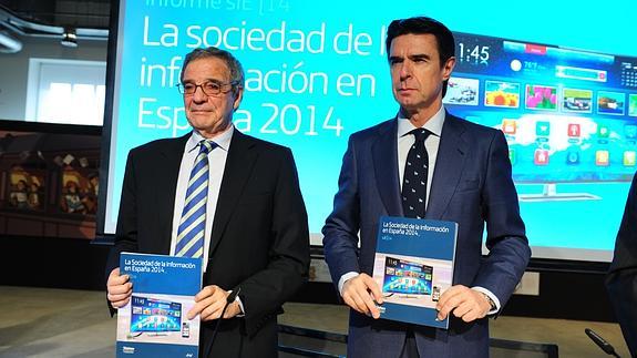 César Alierta, presidente de Telefónica, y José Manuel Soria, ministro de Industria, Energía y Turismo, sostienen sendos ejemplares del informe 'La Sociedad de la Información en España'.  