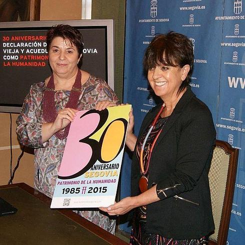 Clara Luquero y Claudia de Santos, con el logo del aniversario.