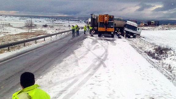 Múltiples salidas de la vía por la nieve y el hielo en las carreteras de Segovia, pero sin heridos