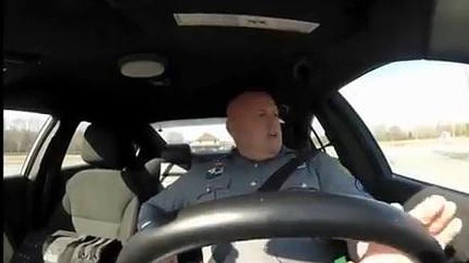 El policía poseído por Taylor Swift