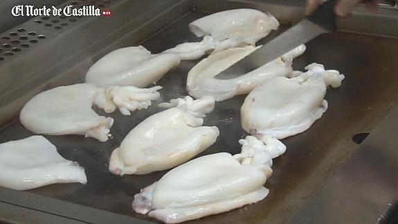 Las sepias se doran en la plancha.