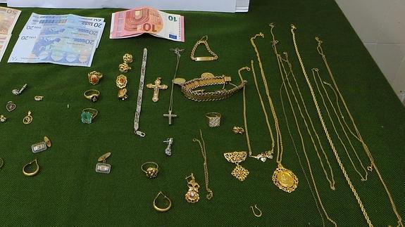 oyas y dinero recuperado por la Guardia Civil, procedente del robo en una vivienda en Añe.