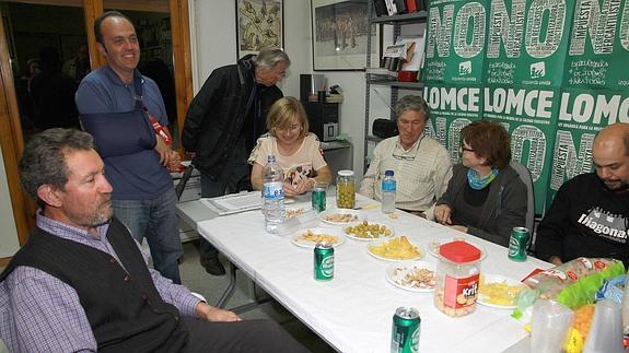 Dirigentes de IU de Segovia siguen los resultados de las elecciones europeas. 