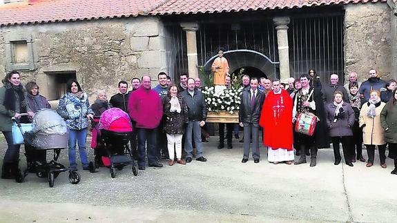Los vecinos de Villaseco de los Gamitos participaron en la procesión con la imagen de San Vicente. 