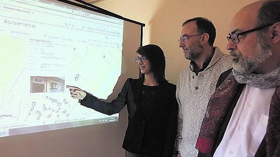 Laura Miguel, con el profesor José Luis García Cuesta y el vocal de la asociación de vecinos Jesús González Carcedo.