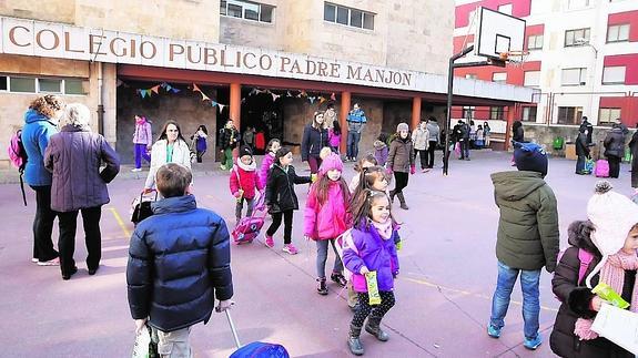 Alumnos y padres a las puertas de un colegio de Salamanca. 