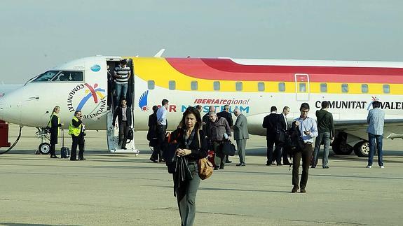 Pasajeros de un vuelo de Air Nostrum a su llegada al aeropuerto de Villanubla.