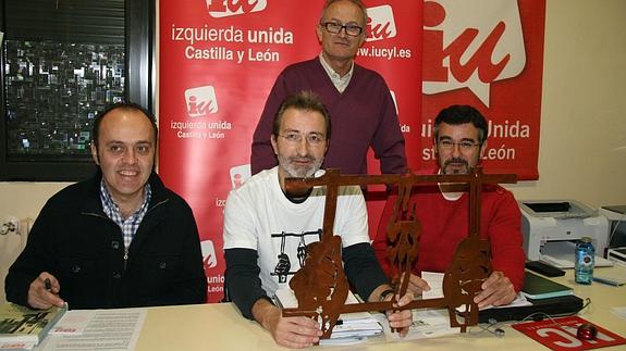 José Ángel Frías (izquierda), Antonio de Benito, Alberto Castaño y Miguel Ángel Gómez (de pie) posan con la escultura que quieren instalar en el castillo de Cuéllar.