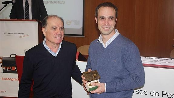 Tomás Villanueva entrega del Premio Santos Villanueva al Mejor Liderazgo a Pedtro Blázquez. 