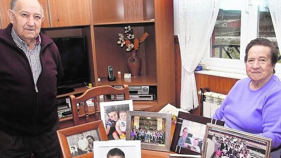 Sinesio Vega y Lupicina Ruiz, en el salón de su casa, con fotos de su amplia familia. 