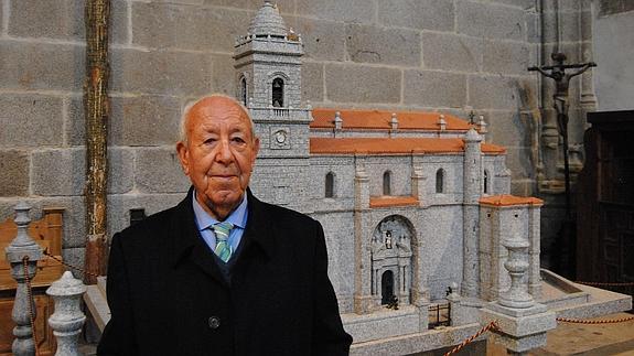 Anastasio Prados junto a la maqueta de la iglesia de San Sebastián, situada en el interior del templo. El Norte