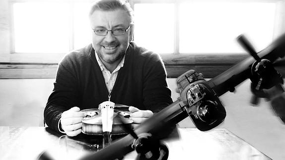 Pawel, con una de las maquetas de sus aviones. 