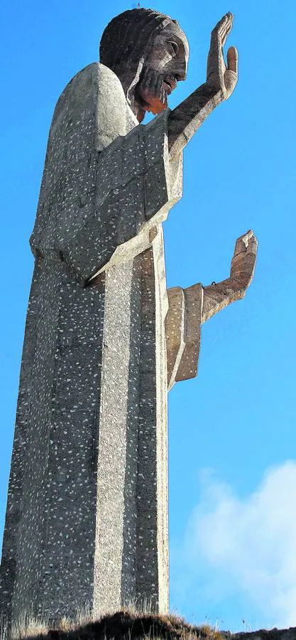 La magna escultura del Cristo del Otero levantada por el escultor Victorio Macho en 1930. 