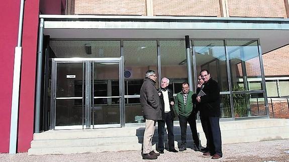 El delegado de la Junta y el director provincial, ayer, en la visita al institutode Guardo.