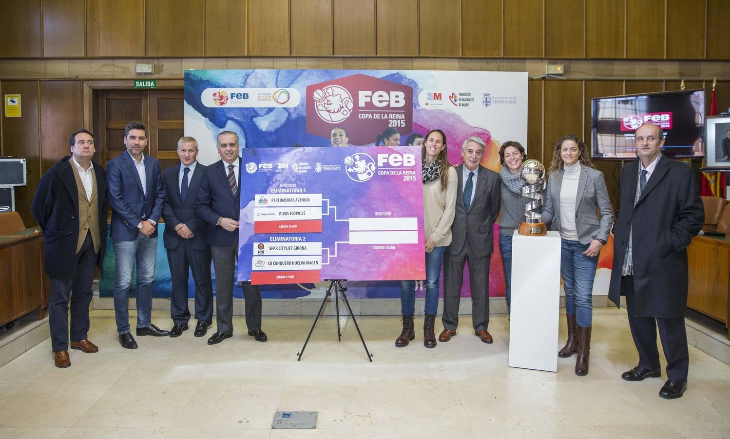 El presidente de Avenida Jorge Recio, primero por la izquierda, ayer en el sorteo de la Copa de la Reina en Torrejón.