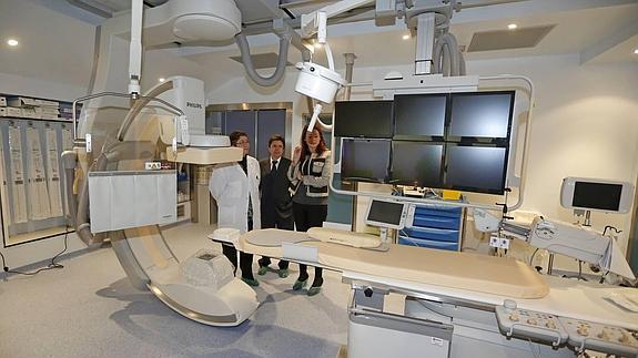 Teresa Pascual, directora médica; Fernando Reguillo, coordinador del instituto, y Belén Gallegos, gerente del Campo Grande, en la nueva sala de intervencionismo. 