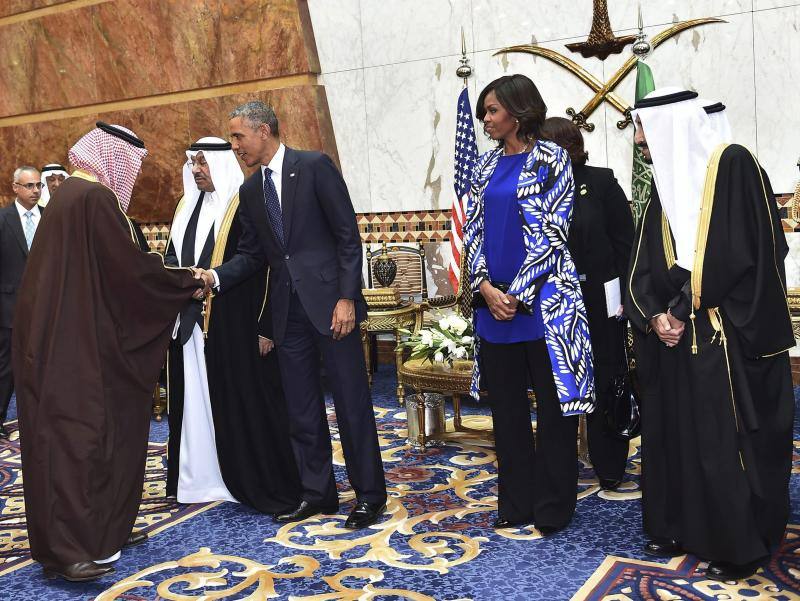 Critican a Michelle Obama por prescindir del velo en Arabia Saudí