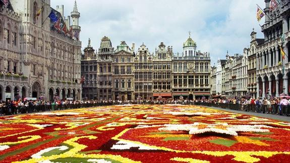 Un mar de flores cubre la Grand Place.