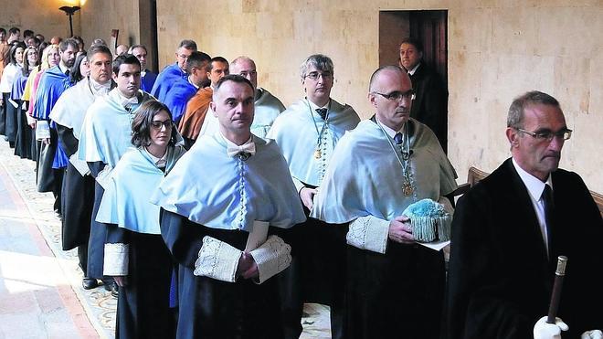 La comitiva académica se encamina por los pasillos del Edificio Histórico en dirección al Paraninfo, donde la Usal festejó el día de Santo Tomás de Aquino. 