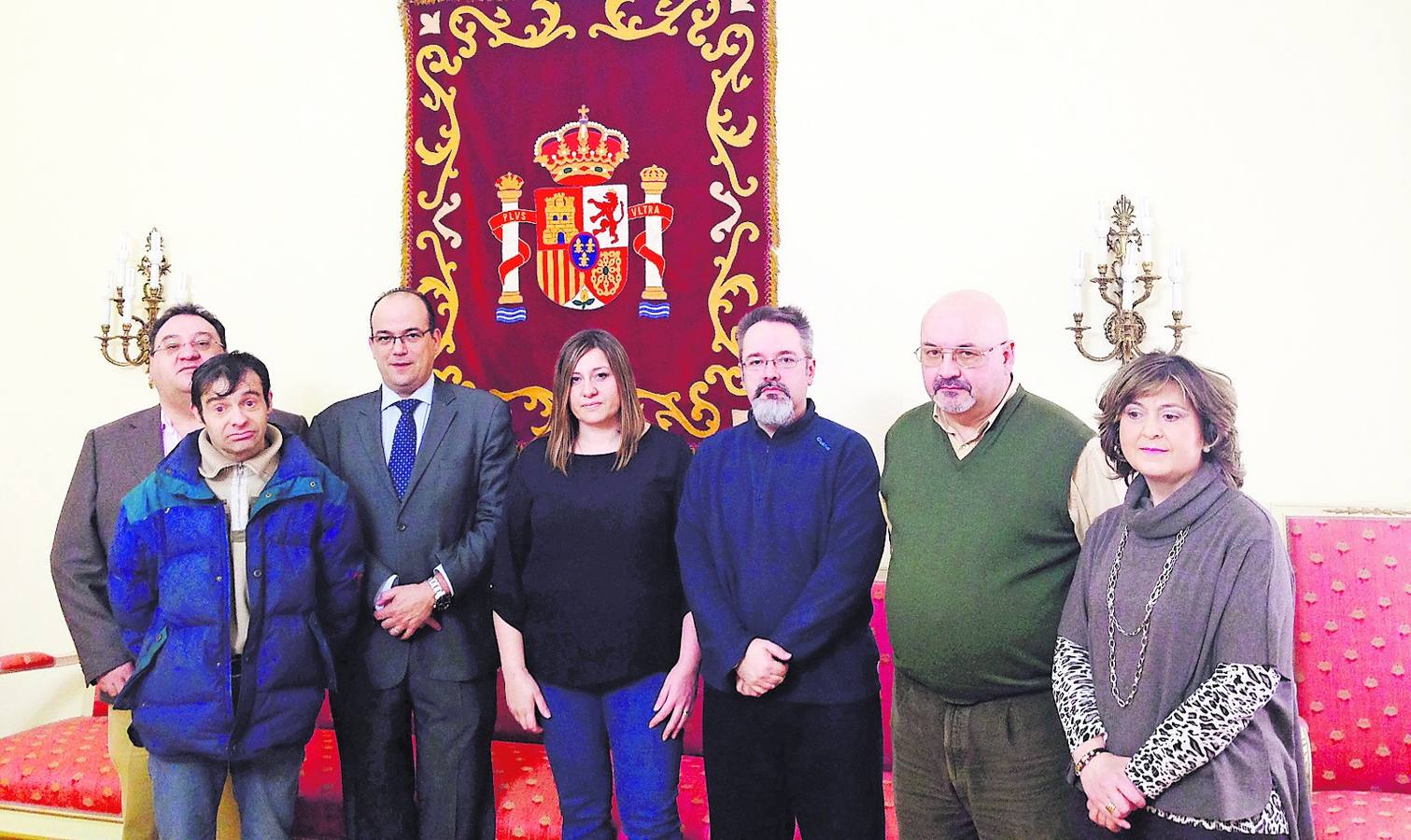 Luis Miguel Cárcel, tercero por la izquierda, posa con los galardonados.