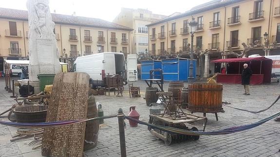 Aperos de labranza ya instalados en la Plaza Mayor.