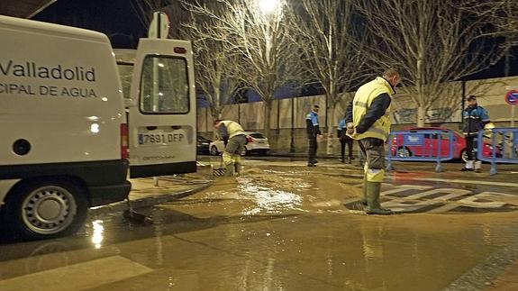 Labores de reparación y evacuación de agua por el reventón de una tubería en Álvarez Taladriz.