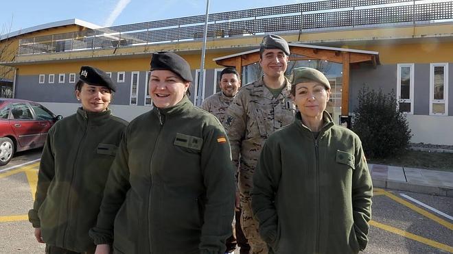 Los cuatro soldados junto a la capitana Rodríguez, a la derecha, impulsora del proyecto. 