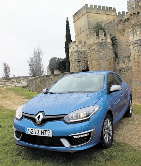 Un Megane, junto al castillo de Ampudia.