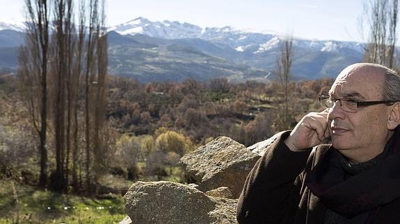 Muñoz Quirós posa en la Sierra de Gredos. 