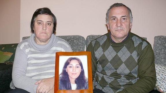 Los padres de Rocío Fernández, Florinda y Baldomero, muestran una imagen de su hija asesinada. 