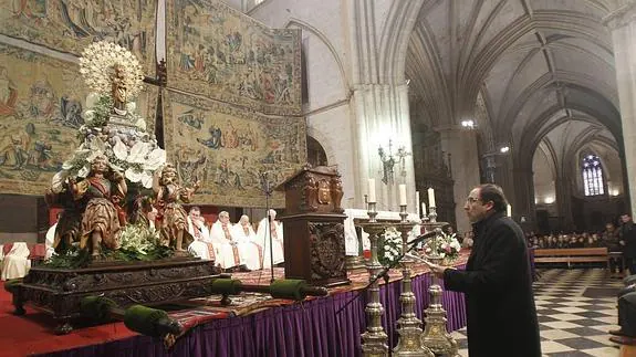Alfonso Polanco, durante la ofrenda a la Virgen de la Calle.