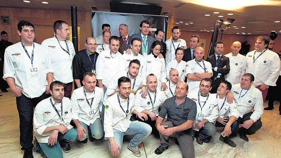 Foto de grupo de los cocineros que elaboraron ayer el almuerzo ofrecido por la expedición de Salamanca en la jornada inaugural. 