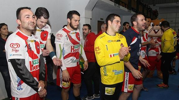 Los jugadores del Viveros Herol Nava, antes de un partido. 