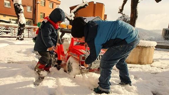 Dos niños juegan con la nieve en la localidad de Toreno (León). 