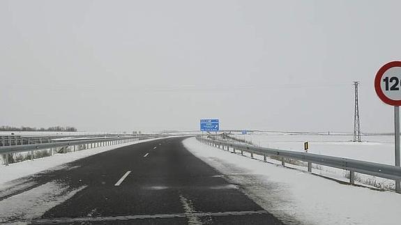 Paisaje nevado entre Osorno y Herrera de Pisuerga en Palencia. 