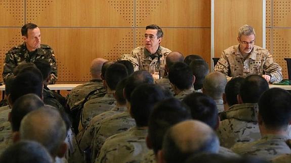 El teniente general, Jaime Domínguez, en su visita a la base del Empecinado de Santovenia de Pisuerga. M. D.