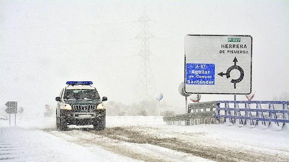 A partir del kilómetro 103, en Aguilar de Campoo, se ha cortado la circulación a todo tipo de vehículos debido a la acumulación de nieve. 