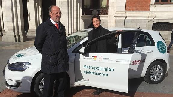 El alcalde junto al vehículo donado por el municipio alemán. 