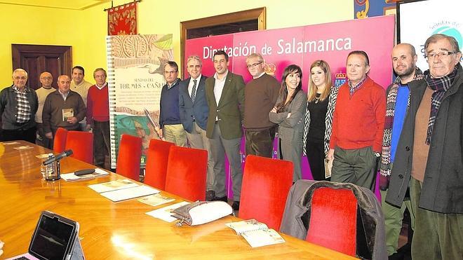 Los alcaldes de un buen número de los municipios implicados en Sendas del Tormes-Cañedo, junto a miembros de la Fundación Tormes y el diputado de Turismo. 