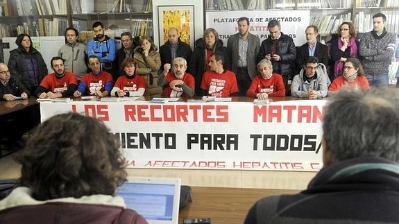 Representantes de los partidos y sindicatos, de pie, en el acto de apoyo a los enfermos de hepatitis C de Valladolid. RICARDO OTAZO