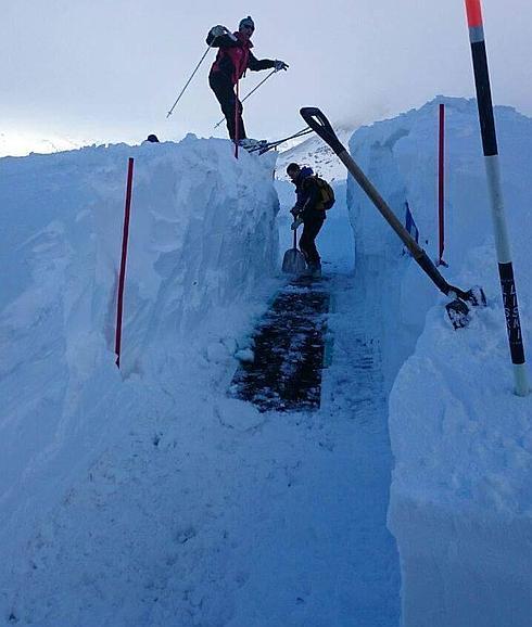 Nieve en el puerto de San Isidro, en León.