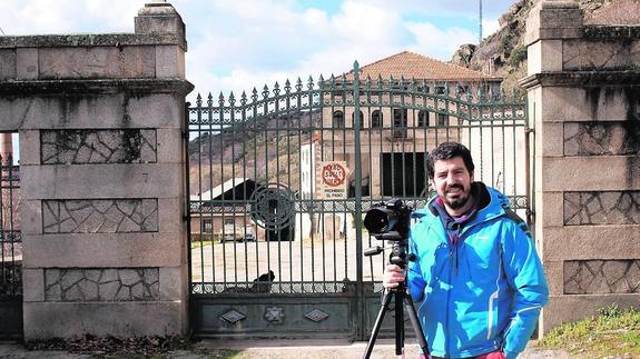 Raúl Martín frente a la antigua empresa de García y Cascón, donde mañana se recreará la salida de las fábricas. 